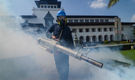 Seorang petugas melakukan pengasapan (fogging) di kompleks Gedung Sate, Bandung, Jawa Barat, Jumat (8/2/2019). 