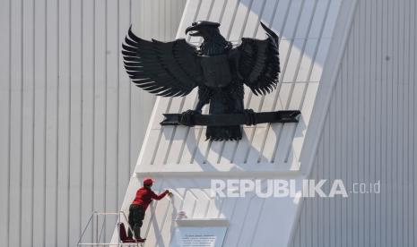 Seorang petugas melakukan pengecatan tembok Plaza Taman Makam Pahlawan Nasional Utama (TMPNU) Kalibata, Jakarta, Senin (9/11/2020). Kegiatan tersebut sebagai persiapan menjelang upacara peringatan hari Pahlawan pada (10/11) yang rencana akan dihadiri oleh Presiden dan Wakil Presiden RI. 