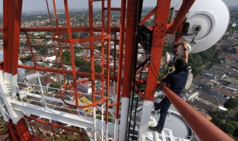  Seorang petugas melakukan pengecekan rutin perangkat menara BTS Telkomsel (ilustrasi). PT Telkomsel menyalurkan bantuan kartu perdana berisikan kuota internet gratis 10 GB kepada 65 ribu pelajar jenjang SD, SMP, SMA/SMK/MA dan SLB se-Provinsi Kepulauan Riau (Kepri) untuk menunjang pembelajaran jarak jauh (PJJ) secara daring.