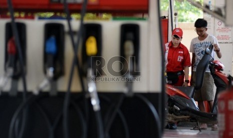 Seorang petugas melayani penjualan bahan bakan minyak (BBM) di salah satu SPBU Kawasan Tanah Abang, Jakarta, Rabu (18/3).  (Republika/Prayogi)