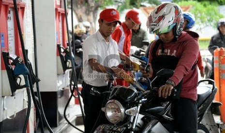 Seorang petugas melayani penjualan bahan bakan minyak (BBM) di salah satu SPBU Kawasan Grogol, Jakarta, Selasa (28/4). (Republika/ Yasin Habibi)