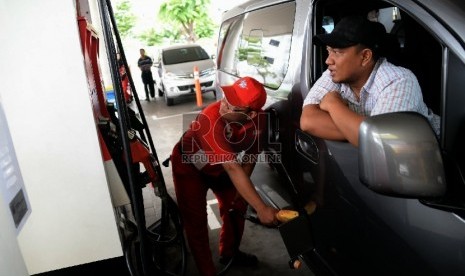 Seorang petugas melayani penjualan bahan bakan minyak (BBM) di salah satu SPBU Kawasan Grogol, Jakarta, Selasa (28/4). (Republika/ Yasin Habibi)