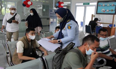 Seorang petugas memeriksa dokumen keimigrasian kepada calon penumpang kapal penyeberangan dari Dumai ke Singapura (ilustrasi).