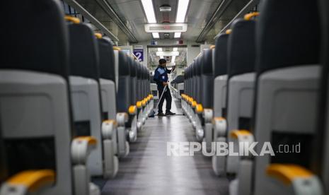 Seorang petugas membersihkan bagian dalam Kereta Api (KA) Bandara di Stasiun Bandara Internasional Soekarno-Hatta, Tangerang, Banten, (ilustrasi).