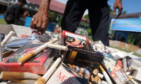 Seorang petugas memeriksa rokok ilegal sebelum dimusnahkan di kantor Bea Cukai Pantoloan, Palu, Sulawesi Tengah, Jumat (21/4). 