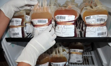 Seorang petugas memeriksa stok darah lengkap atau whole blood di Laboratorium Palang Merah Indonesia, Tegal, Jateng, Kamis (9/4). 