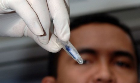  Seorang petugas memperlihatkan sekantung obat bius jenis ketamine.