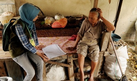 Seorang petugas mendata usaha pertanian warga di Kelurahan Petobo, Palu, Sulawesi Tengah, Kamis (2/5).