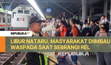 Seorang petugas mengarahkan calon penumpang menuju gerbong kereta api di Stasiun Gubeng, Surabaya, Jawa Timur, Sabtu (14/12/2024). PT Kereta Api (persero) Daerah Operasi 8 Surabaya telah menyiapkan langkah strategis untuk mengantisipasi lonjakan penumpang pada libur Natal dan Tahun Baru yang berlangsung pada 19 Desember 2024 hingga 5 Januari 2025 dengan mengoperasikan 54 kereta api yang terdiri dari 46 kereta api jarak jauh reguler, 6 kereta api jarak jauh tambahan dan 2 kereta api lokal. 