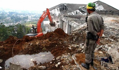 Seorang petugas mengawasi proses pembongkaran villa liar di Desa Tugu Utara, Cisarua, Bogor, Jabar, Senin (25/11).  (Antara//Jafkhairi)