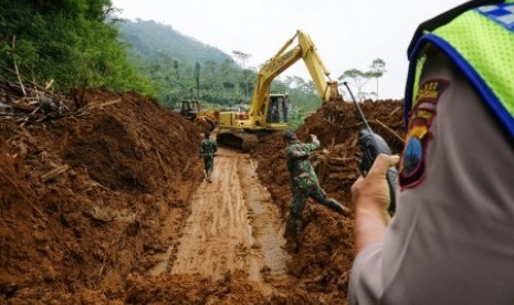 Seorang petugas mengawasi proses pembukaan jalur di sektor 4, untuk mencari korban, di Dusun Jemblung, Desa Sampang, Kecamatan Karangkobar, Banjarnegara, Jawa Tengah, Ahad (14/12). 