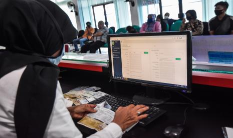 Seorang petugas menggunakan jaringan internet cadangan agar bisa melayani pembayaran pajak kendaraan di kantor Samsat Simpang Tiga, Kota Pekanbaru, Riau. Pemerintah Provinsi Riau melalui Peraturan Gubernur Nomor 15 Tahun 2020 melakukan penghapusan denda sanksi administrasi Pajak Kendaraan Bermotor (PKB) dan Bea Balik Nama Kendaraan Bermotor (BBNKB) serta pengurangan 50 persen atas BBNKB kedua dan seterusnya mulai 1 hingga 30 September 2020.