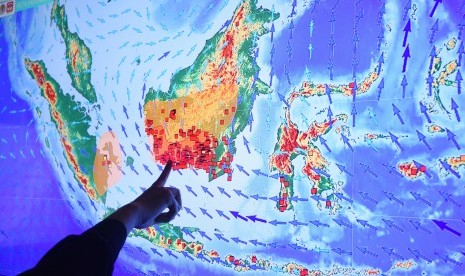 Seorang petugas menghitung jumlah titik api (hot spot) di Posko Kebakaran Lahan dan Hutan Kementerian Lingkungan Hidup dan Kehutanan, Jakarta, Selasa (22/9). 