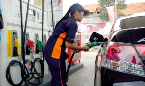 Seorang petugas mengisi bahan bakar jenis pertamax ke sebuah kendaraan saat Launching SPBU TOTAL di Jl Kapten Tendean, Jakarta Selatan, Senin (7/2).