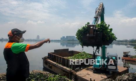 Seorang petugas mengoperasikan ekskavator untuk mengangkut sampah organik dan anorganik di Waduk Pluit, Jakarta Utara, Jumat (ilustrasi)