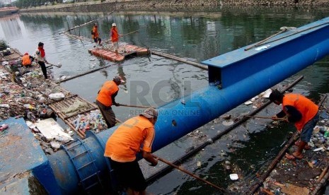 Petugas menjaring sampah di Kali Sunter Jakarta Utara, Jumat (14/3).   (foto :Raisan Al Farisi)