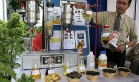 Seorang petugas menjelaskan proses produksi biodiesel dari tanaman jarak.