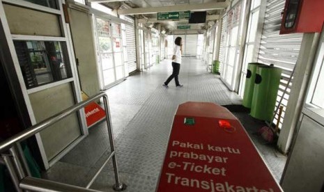 Seorang petugas menunggu beroperasinya bus transjakarta di Halte Harmoni, Jakarta Pusat, Rabu (1/5).