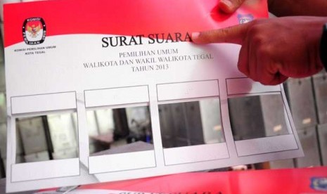  Seorang petugas menunjukkan surat suara dengan menggunakan huruf braile di kantor Komisi Pemilihan Umum (KPU) Tegal, Jateng, Kamis (24/10).