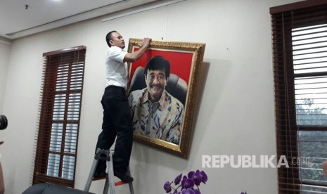 Seorang petugas menurunkan foto Gubernur DKI Jakarta Djarot Saiful Hidayat di ruangan Gubernur DKI lantai 2 Blok B Balai Kota DKI, Jumat (13/10).