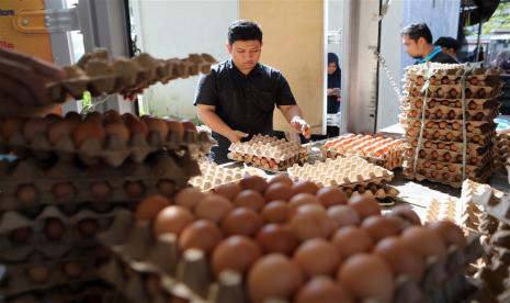  Seorang petugas menyiapkan karton telur untuk dibagikan di sebuah pasar di Banda Aceh, Kamis (22/12/2022). Menteri Perdagangan Zulkifli Hasan mengaku terdapat tiga komoditas yang berpotensi mengalami lonjakan harga jelang bulan puasa. 