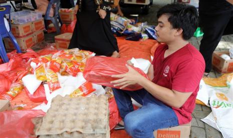 Sambut Ramadhan, Pasar Murah Keliling Dihadirkan di Banda Aceh. Foto: Seorang petugas menyiapkan kebutuhan sehari-hari untuk dibagikan di sebuah pasar di Banda Aceh, Kamis, 22 Desember 2022. Pemerintah daerah Aceh menggelar pasar kaki lima dengan harga murah untuk menekan laju inflasi di provinsi tersebut. Tingkat inflasi Indonesia diperkirakan akan mencapai kisaran 5,34 hingga 5,5 persen pada akhir tahun. 