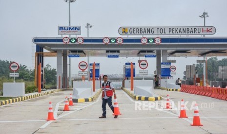 Seorang petugas menyiapkan pembukaan fungsional Tol Pekanbaru-Dumai Seksi 1 di Kota Pekanbaru, Riau, Senin (23/12/2019). 