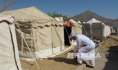  Seorang petugas menyiapkan tenda di Arafah.