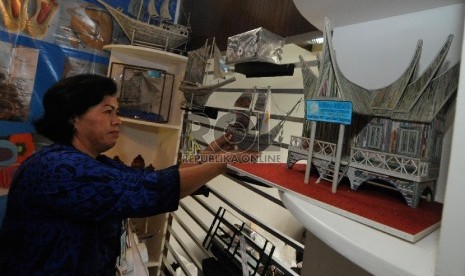 Seorang petugas pameran merapikan hasil karya narapidana di stand Karya Narapidana Banten yang dipamerkan di Plasa Industri, Kementrian Perindustrian, Jakarta Selatan, Selasa (31/3).