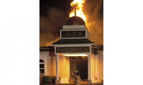  Seorang petugas pemadam kebakaran berjalan di depan Islamic Center of Victoria pada Sabtu 28 Januari di Victoria, Texas.