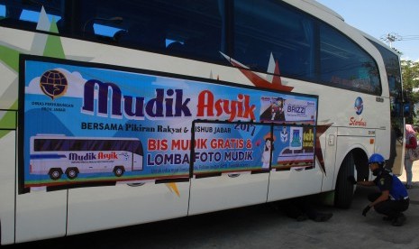 Seorang petugas penguji kendaraan bermotor dari Dinas Perhubungan mengecek ban sebuah bus di terminal Sukabumi, Jawa Barat, Sabtu (17/6). Di lingkungan Pemkot Sukabumi, PNS boleh menggunakan mobil dinas untuk mudik.