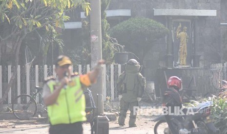 Seorang petugas Penjinak Bom (Jibom) melakukan identifikasi di lokasi ledakan yang terjadi di Gereja Katolik Santa Maria Tak Bercela, Ngagel Madya, Surabaya, Jawa Timur, Minggu (13/5).