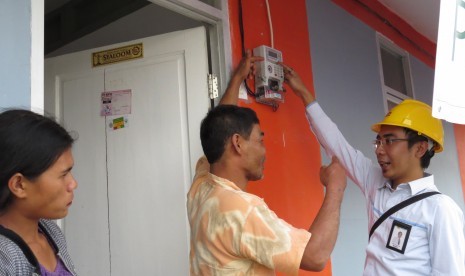 Seorang petugas PLN Area Binjai, Kabupaten Karo, menjelaskan cara penggunaan token listrik yang benar kepada warga Desa Ndokum Siroga, Kecamatan Simpang Empat, Kabupaten Karo, Sumatra Utara, Senin (9/4).