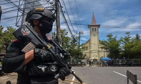 Seorang petugas polisi berjaga-jaga. Ilustrasi