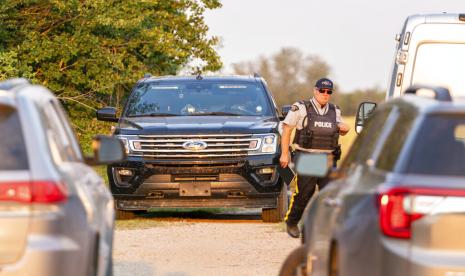 Seorang petugas polisi berjalan di TKP penikaman di Weldon, Saskatchewan, pada hari Minggu, 4 September 2022. Serangkaian penusukan di komunitas Pribumi dan di desa Weldon menyebabkan banyak orang tewas dan lainnya terluka, Kanada kata polisi pada Minggu saat mereka mencari dua tersangka.