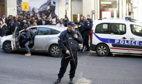 Seorang petugas polisi Prancis sedang berjaga setelah penembakan di dekat kantor polisi di distrik 18 Paris