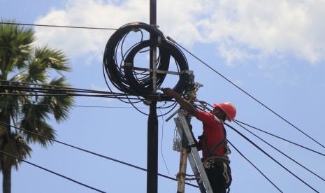 Seorang petugas PT Telkom memperbaiki kabel yang putus akibat terkena pohon yang roboh dampak dari angin kencang Siklon tropis Seroja di Kota Kupang, NTT, Kamis (15/4/2021). Sebelas hari pascabencana alam di NTT, hingga saat ini sudah ada 11.548 pelanggan atau sudah 73 persen jaringan Indihome diperbaiki di seluruh wilayah NTT yang terdampak bencana.