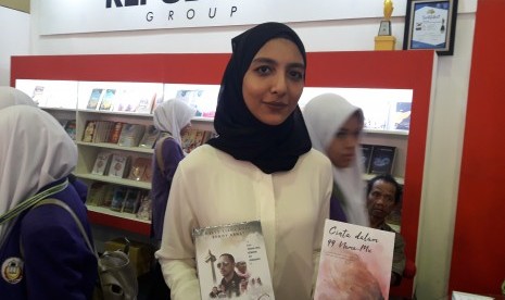 Seorang petugas stan Republika Penerbit memperlihatkan novel 