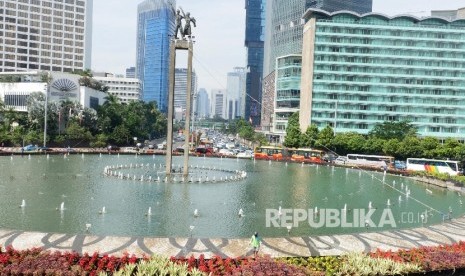 Seorang petugas taman kota menyapu di sekeliling bundaran HI Jakarta, Rabu (11/5).  (Republika/Darmawan)