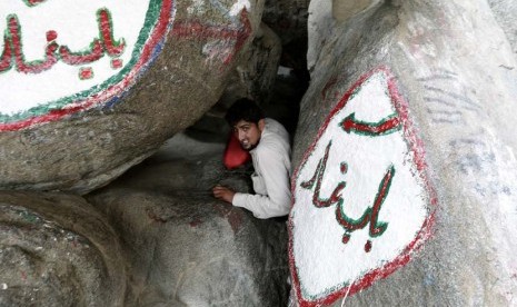   Seorang peziarah berada di dalam Gua Hira yang terletak di puncak gunung Jabal Nur yang berlokasi di luar kota Makkah, Ahad (21/10).   (Hassan Ammar/AP)