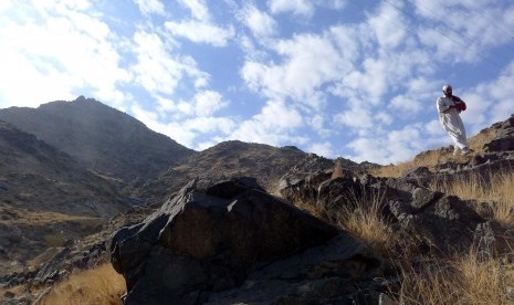 Seorang peziarah turun dari Jabal Tsur di Makkah, Arab Saudi.