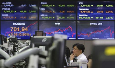 Seorang pialang mengamati perdagangan saham di KEB Hana Bank, Seoul, Korea Selatan, Rabu (20/5).