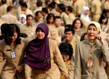 Seorang PNS wanita berjilbab (ilustrasi)