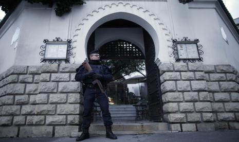 Prancis menyebut masjid dan asosiasi Muslim berhaluan radikal. Ilustrasi seorang polisi berjaga di depan Masjid Agung Paris, Prancis. 