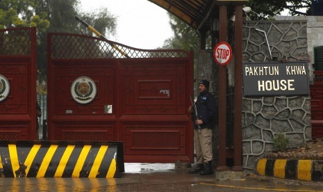 Seorang polisi berjaga-jaga di luar gedung Khyber Pakhtunkhwa House di Islamabad, tempat perundingan damai antara pemerintah Pakistan dan negosiator Taliban. 