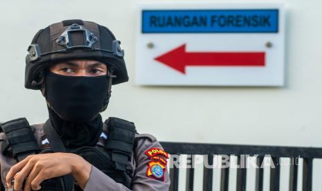 Seorang polisi bersenjata berjaga di depan kamar jenazah Rumah Sakit Bhayangkara, Palu, Sulawesi Tengah, Kamis (16/4/2020). Kepolisian melakukan otopsi untuk memastikan identitas dua anggota Mujahidin Indonesia Timur (MIT) Poso yang ditembak mati usai berusaha merampas senjata polisi yang bertugas di salah satu bank di Kabupaten Poso pada Rabu (15/4/2020). 