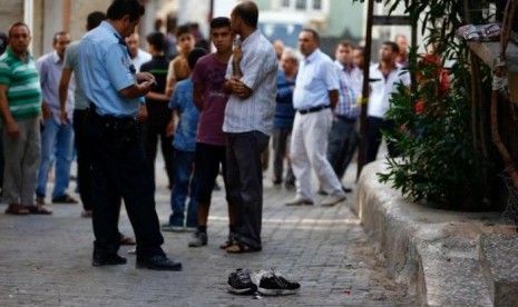 Seorang polisi di lokasi ledakan bunuh diri di sebuah pesta pernikahan di Gaziantep, Turki, 21 Agustus 2016.