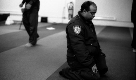 Seorang polisi lalu lintas Departemen Kepolisian New York (NYPD) sedang shalat di Manhattan. 