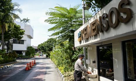 Seorang polisi mencuci tangannya di Kantor Pusat Kementerian Sosial (Kemensos), Jakarta. Pada Selasa (23/5/2023), penyidik KPK melakukan penggeledahan di kantor Kemensos. (ilustrasi)