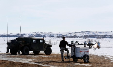  Seorang polisi mengawasi wilayah pinggiran dekat kamp protes tempat pembangunan pipa minyak Dakota Access dekat Cannon Ball, North Dakota, AS, 29 Januari 2017.